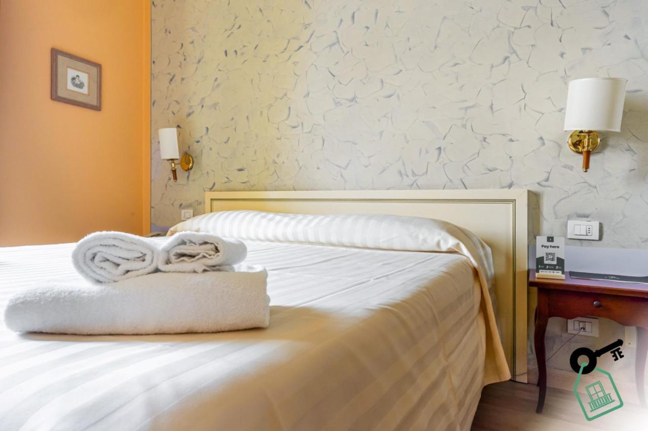 Hotel Rooms Lago Maggiore Verbania Bagian luar foto
